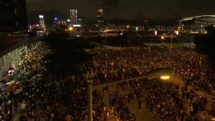 '아수라장' 홍콩 입법회 공개...시위자 체포 시작 / YTN