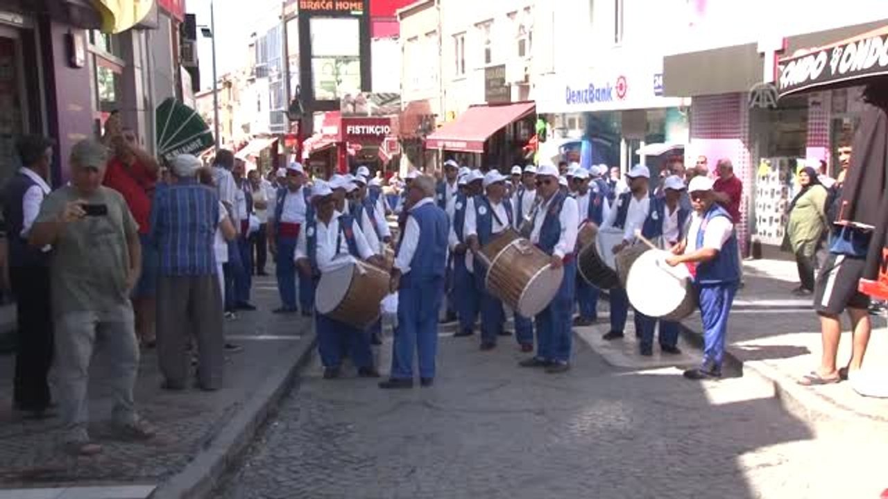 Kırkpınar davul zurna ekibi sokaklarda