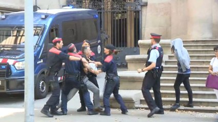 El tío de la víctima de la violación múltiple de Manresa intenta agredir a los acusados