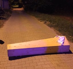 Sokak ortasındaki boş tabut korkuttu!