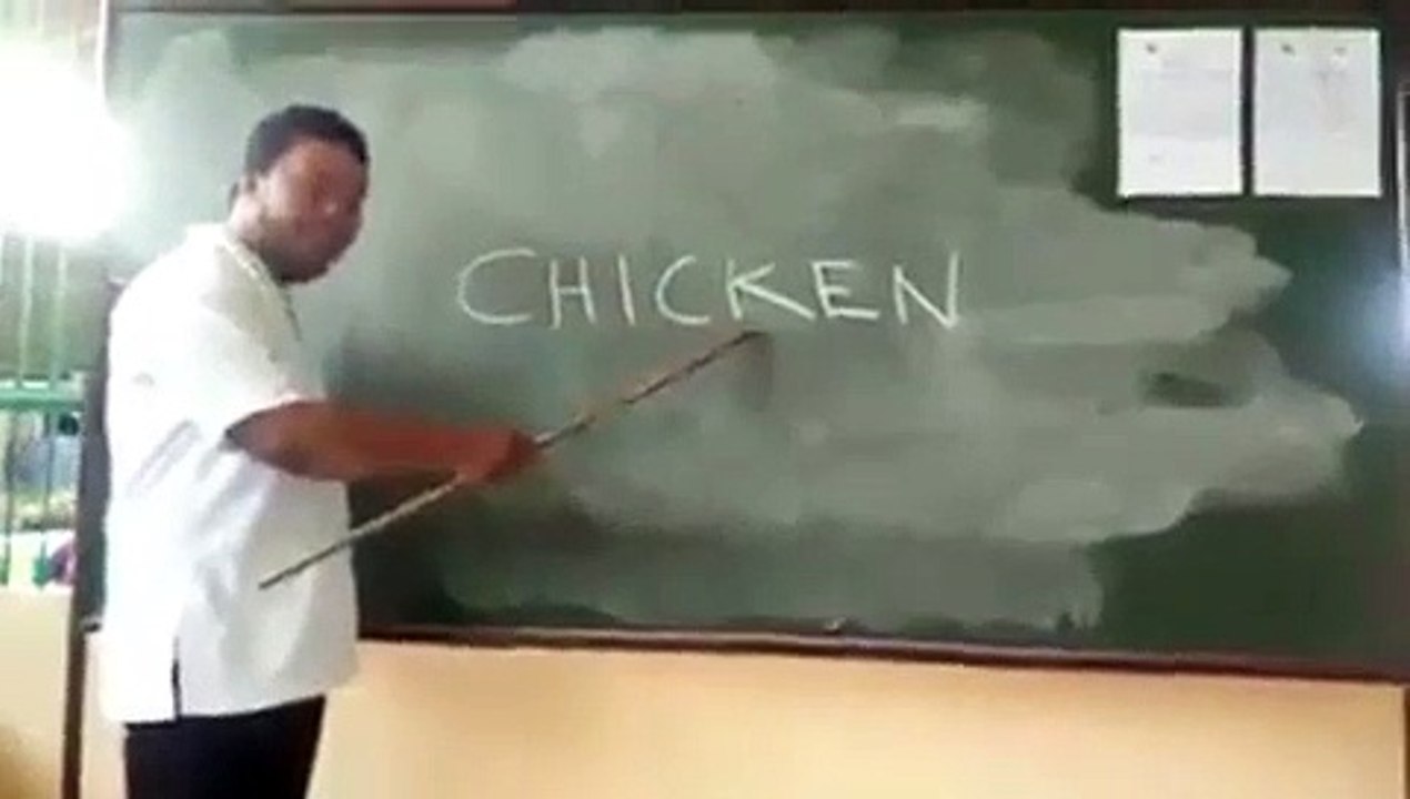 Ce professeur a une drôle de manière d'enseigner l'anglais. Regardez !