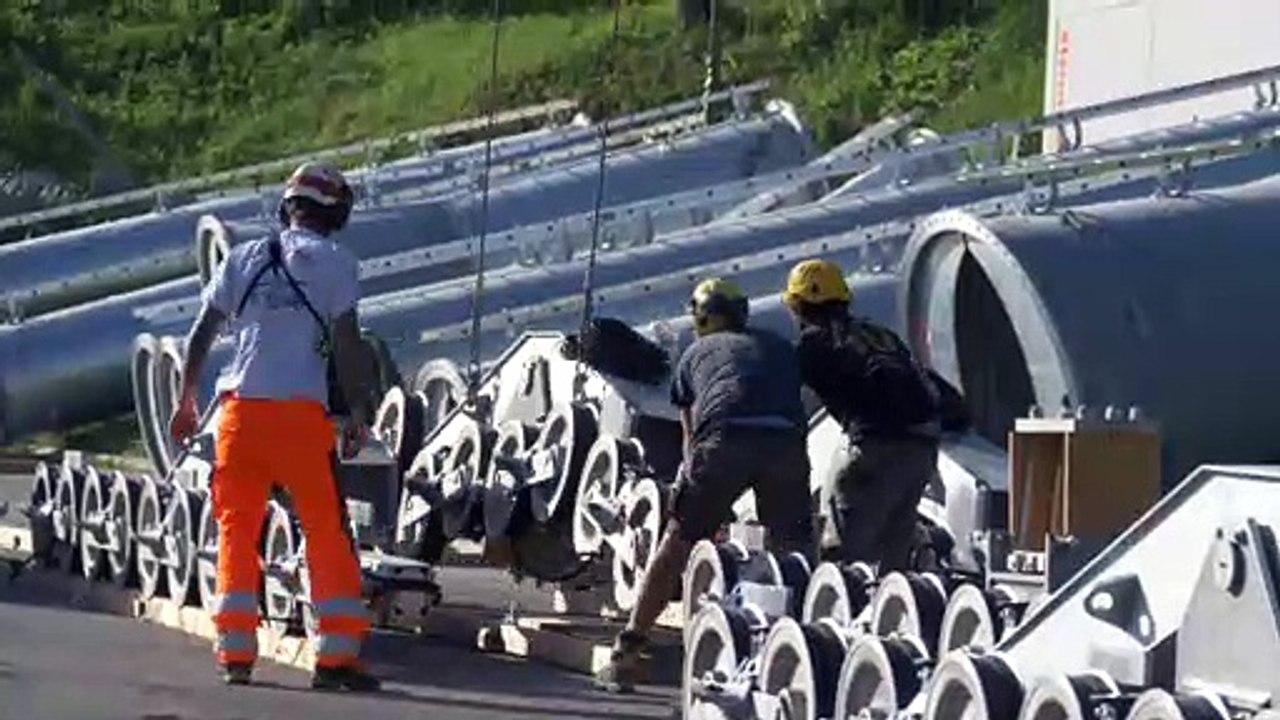 A Courchevel, on héliporte la nouvelle télécabine du Praz