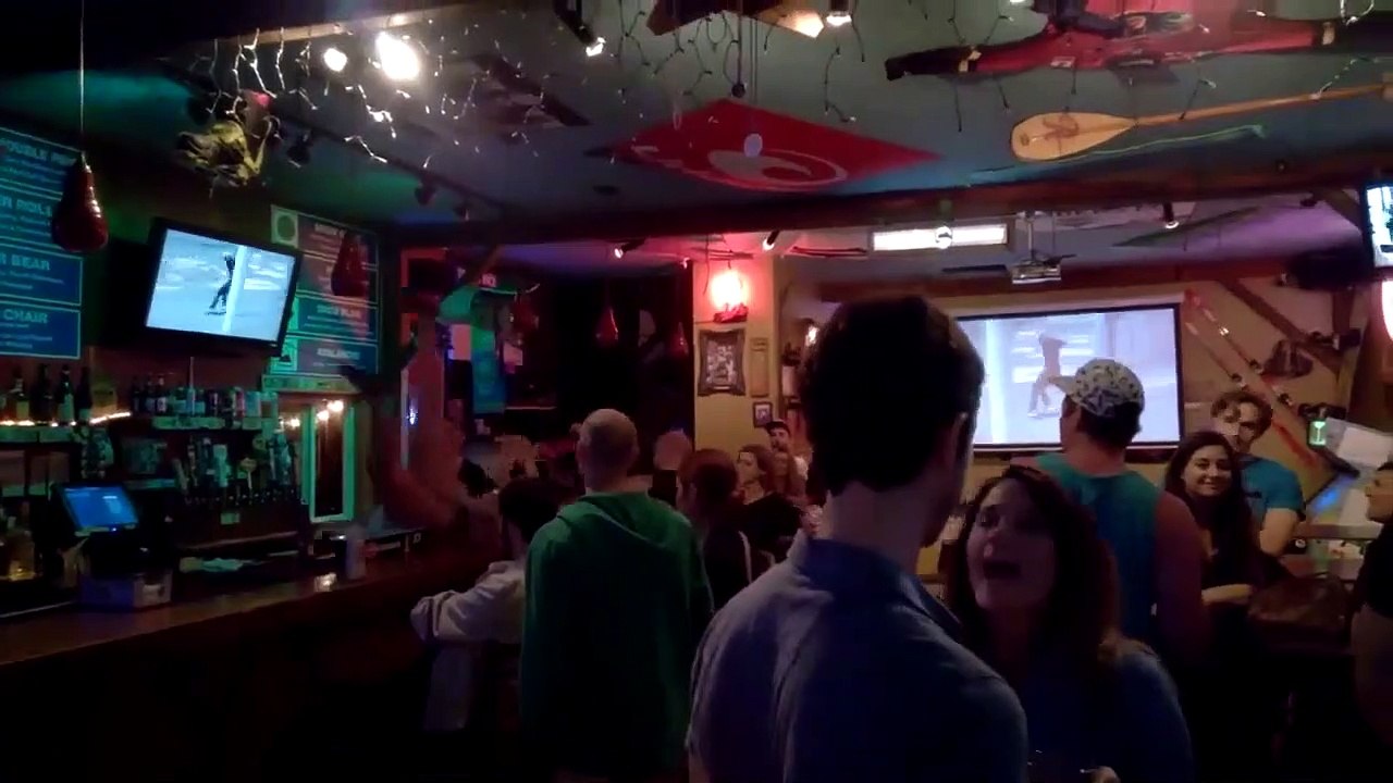 Une femme danse complètement bourré sur le bar....