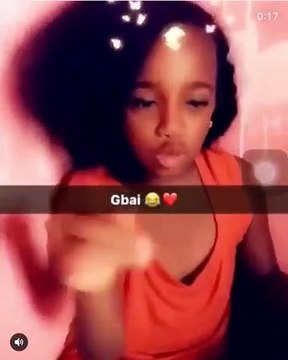 Elle parle aux gens qui posent des questions bizarres par SMS. Trop vrai !