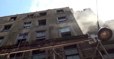 Beyoğlu'nda yanan binadan yere düşen cam parçaları paniğe neden oldu
