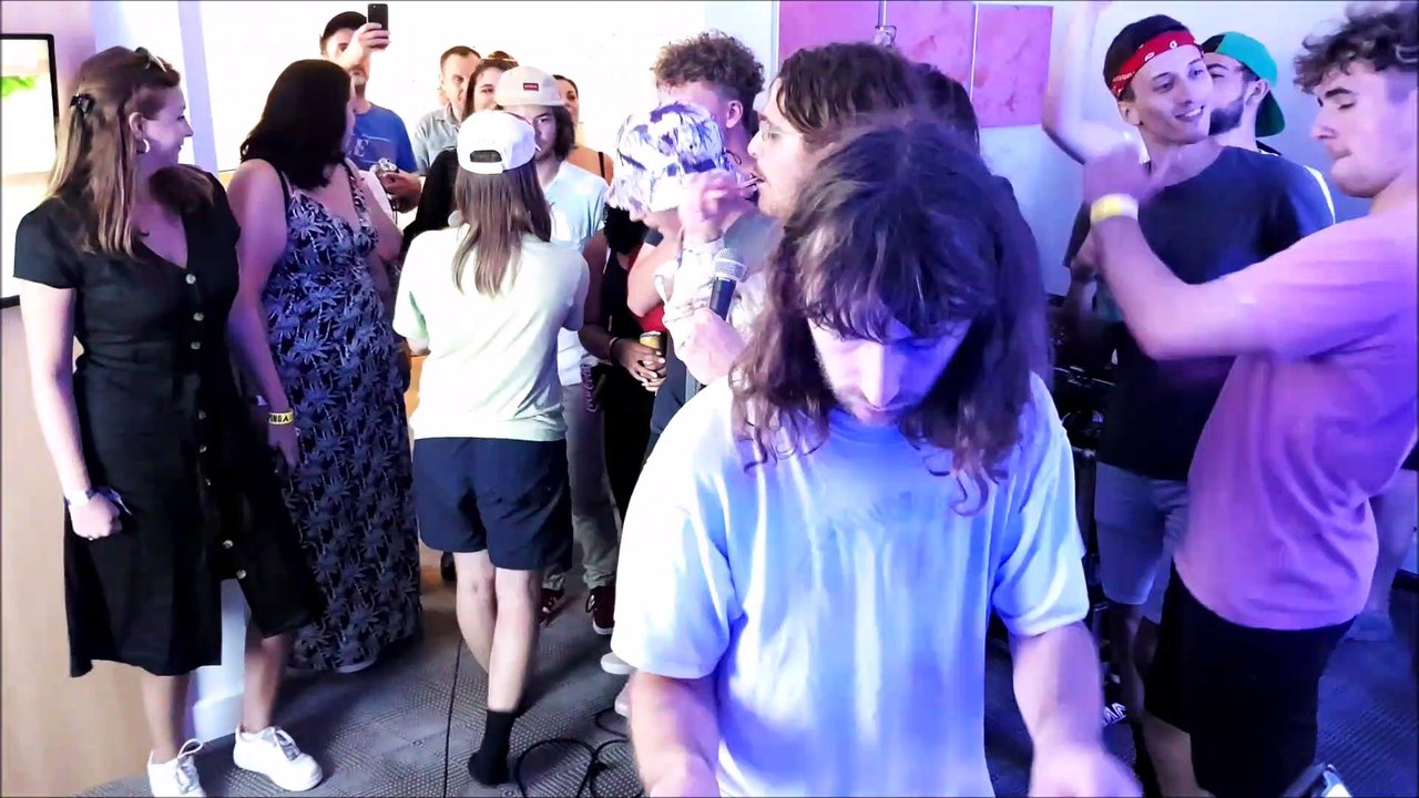 Salut C'est Cool donne un concert très privé dans une chambre d'hôtel de Belfort