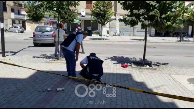 RTV Ora - Përplasje me armë mes dy grupeve në Kavajë, vritet kalimtari me bukë në dorë, 5 plagosen