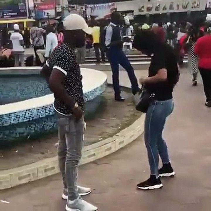 Quand un pauvre demande sa copine en mariage, voici ce qui arrive. Trop drôle !