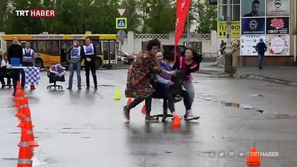 Rusya'da 8 takım ofis sandalyeleri üzerinde yarıştı