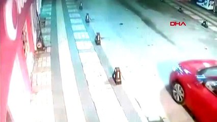 SAKARYA Mağazanın camını taşla kırıp, telefonları çaldılar