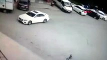 Freni boşalan kamyonetin otomobile çarptığı kaza kamerada