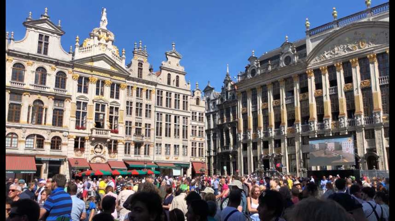 La foule sur la Grand-Place de Bruxelles pour la présentation des coureurs du Tour de France