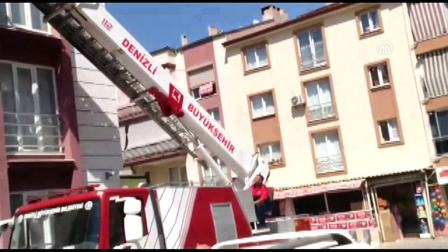 Odada kilitli kalan 3 yaşındaki çocuğu itfaiye kurtardı - DENİZLİ