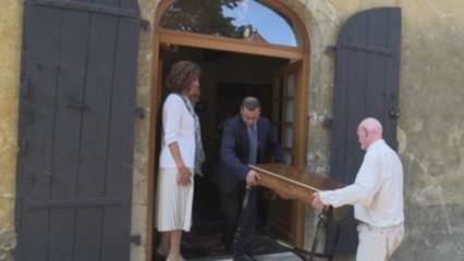 La mesa donde Azaña firmó su dimisión pasa a manos del Gobierno de España