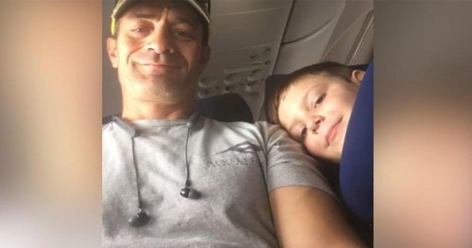 Cet enfant autiste voyage seul avec un mot de sa mère, son compagnon de vol réagit à merveille !