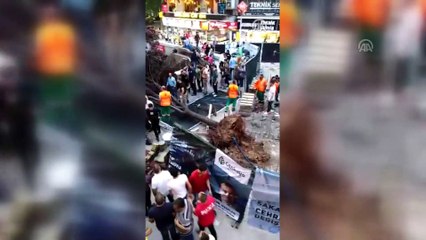 Kızılay'da metro çıkışında ağaç devrildi: 3 yaralı - Ağacın devrilme anı - ANKARA