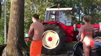 Le jeu de l'été : tirer une barque à toute vitesse avec un tracteur !