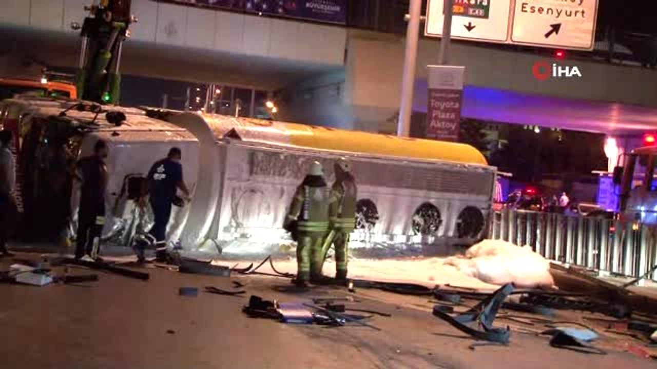 E-5'te akaryakıt tankeri yola devrildi, trafik durdu