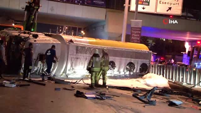 E-5'te akaryakıt tankeri yola devrildi, trafik durdu