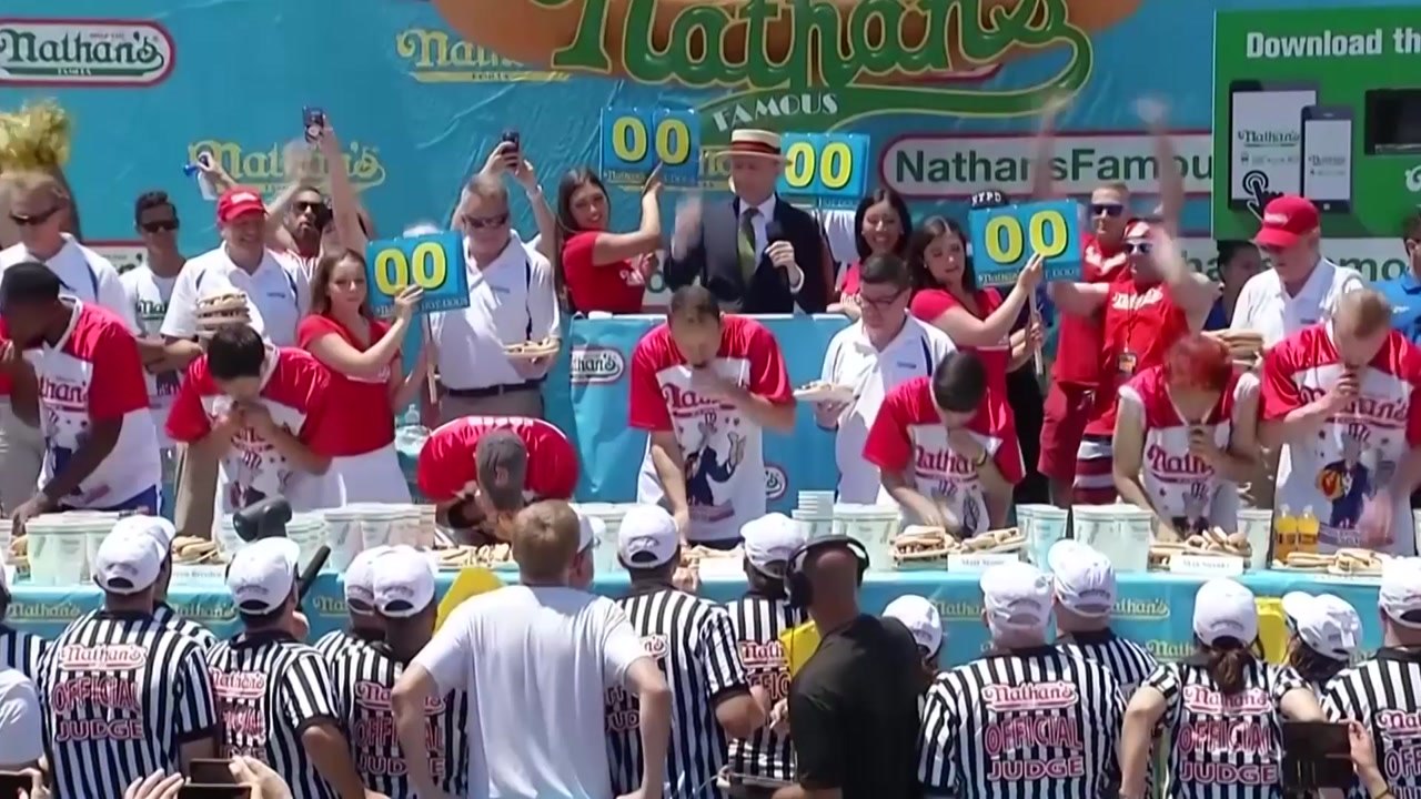 美 '핫도그 먹기' 챔피언, 올해도 우승...10분에 71개 / YTN