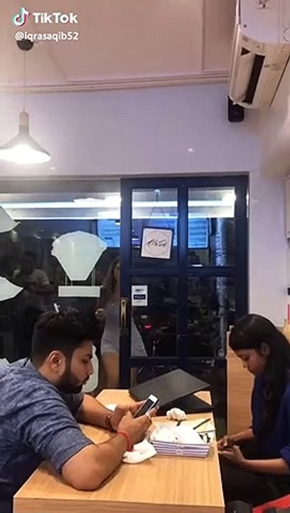 hahahaha kia entry ha larki ki restaurant pa