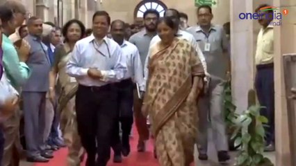 Budget 2019 : Nirmala Sitharaman ने Briefcase की परंपरा क्यों तोड़ी, WATCH VIDEO | वनइंडिया हिंदी