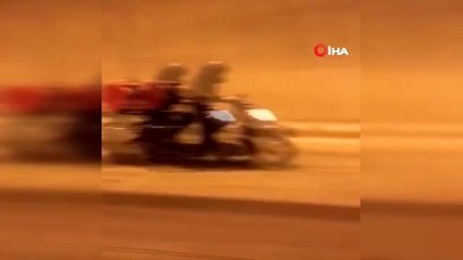 Motosikletli kurye müşterilere siparişleri tek teker üzerinde böyle götürdü