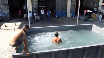 Çırağa "en serin" kıyak...Çıraklar kavurucu sıcaklarda demirden yapılan havuzda serinliyor