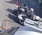 Alışveriş merkezinin otoparkında motosiklet hırsızlığı kamerada