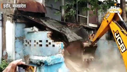 गंजी कंपाउंड के जर्जर मकान को गिराया गया