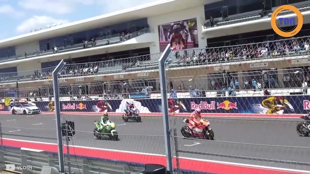 Il fait le bruitage d'une course de motos à la bouche : hilarant