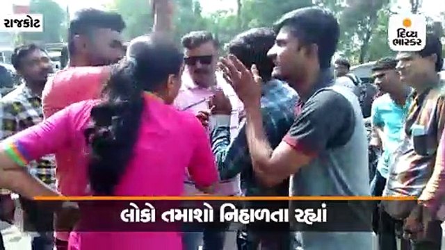 તુફાન કાર ચાલકની દાદાગીરી, રસ્તા પર મહિલાને પોલીસની લાકડી વડે માર માર્યો