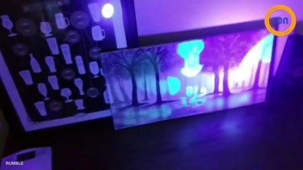 Il découvre des dessins cachés sur ton tableau