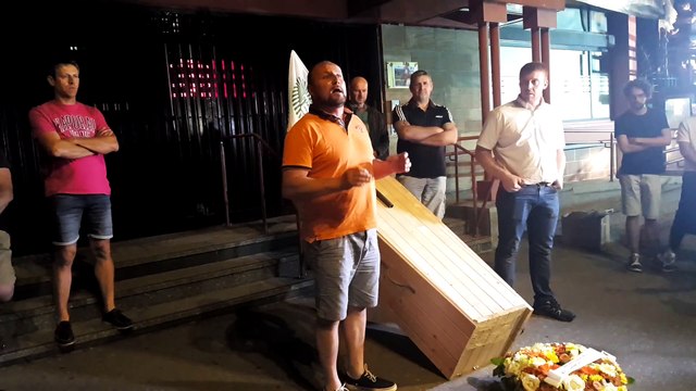 Les agriculteurs bâchent la préfecture des Vosges pour protester contre le libre-échange