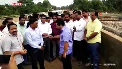 Hindistan'da milletvekili mühendisin başından aşağı çamur döktü