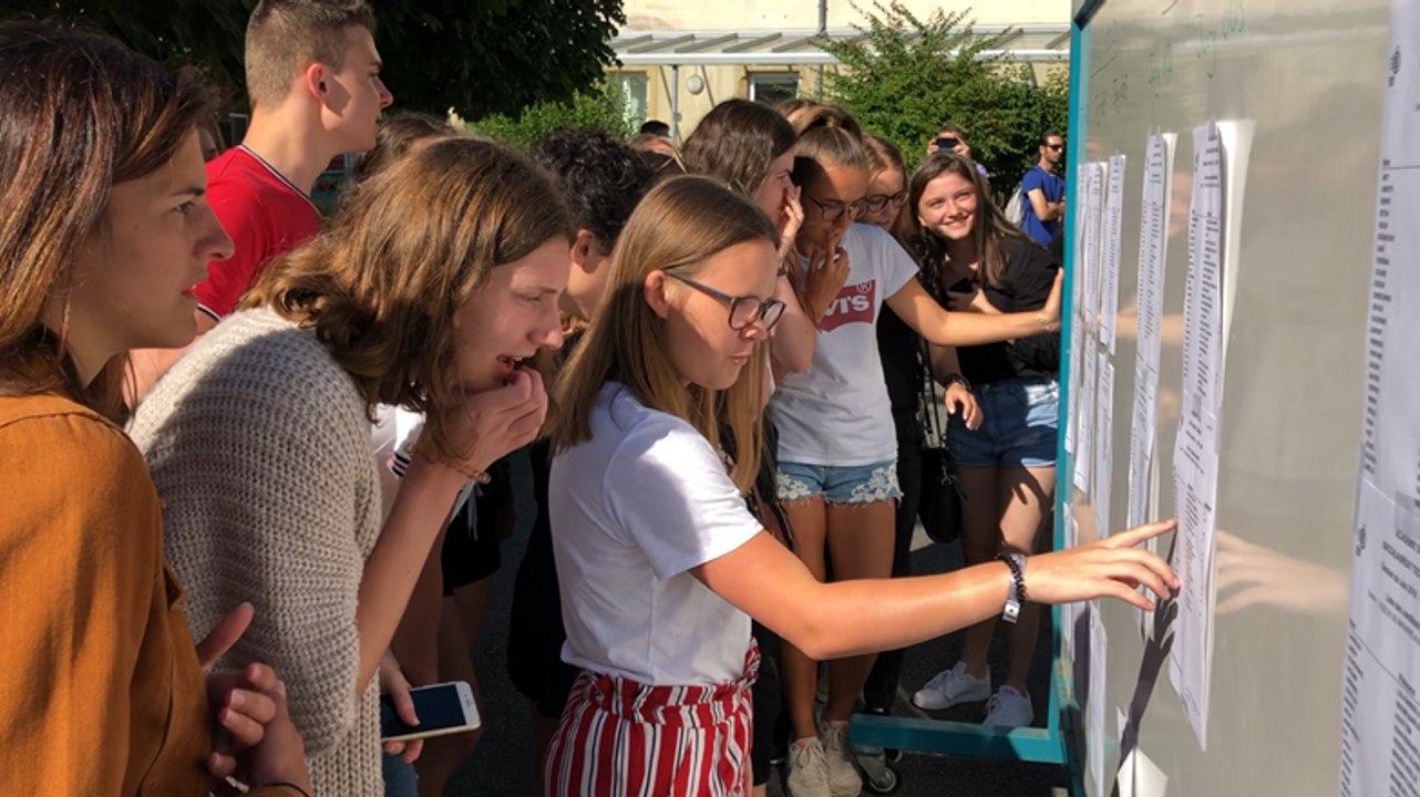 Les élèves du lycée Gabriel-Mézeray découvrent leurs résultats au baccalauréat