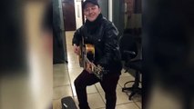 Final feliz: cantor busca violão na delegacia e presenteia policiais com apresentação