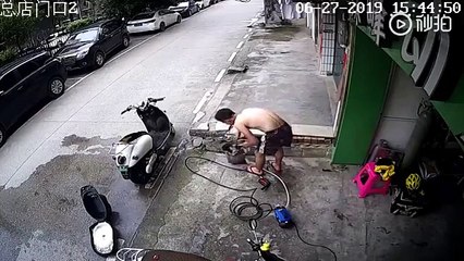 Un homme se sauve d'une électrocution