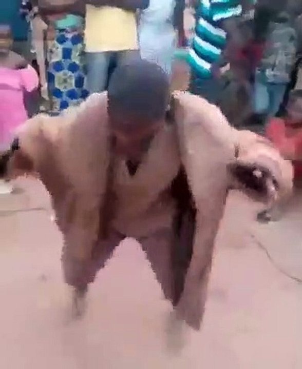 Ce petit Baoulé est parti pour devenir très célèbre dans l'avenir. Admirez ce talent !