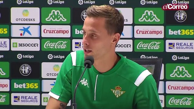 Sergio Canales, jugador del R. Betis, atiende a los medios