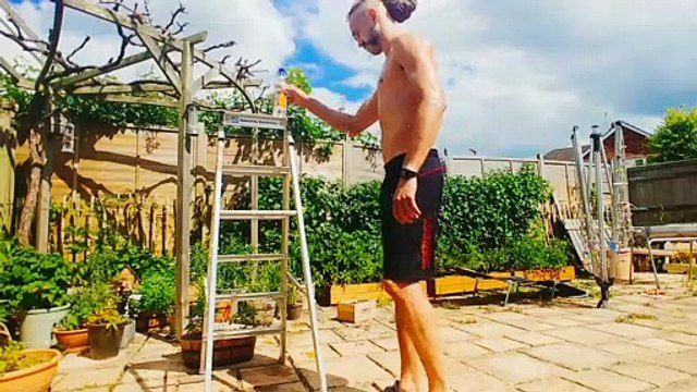 Il enlève le bouchon d'une bouteille avec un coup de pied !