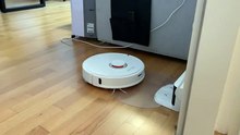 Staubsaugerroboter Roborock S6 in Aktion.