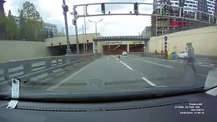 Arabasından kopan tekeri koşarak yakalamaya çalıştı