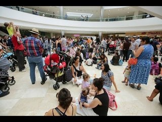 'TETADA' MASIVA LA QUE SE ARMO EN UN CENTRO COMERCIAL EN JALISCO