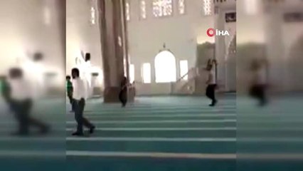 Camide futbol oynayan çocuklara sosyal medya tepki yağdı