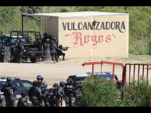 Osorio Chong dice que los policias en Oaxaca no están armados; fotos y videos demuestran que miente