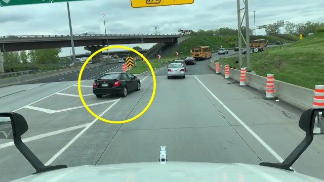 Un automobiliste pensait pouvoir doubler tout le monde en roulant sur zébra mais c'était sans compter la police