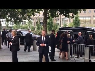 Hillary Clinton se desvanece; diagnosticada con neumonía