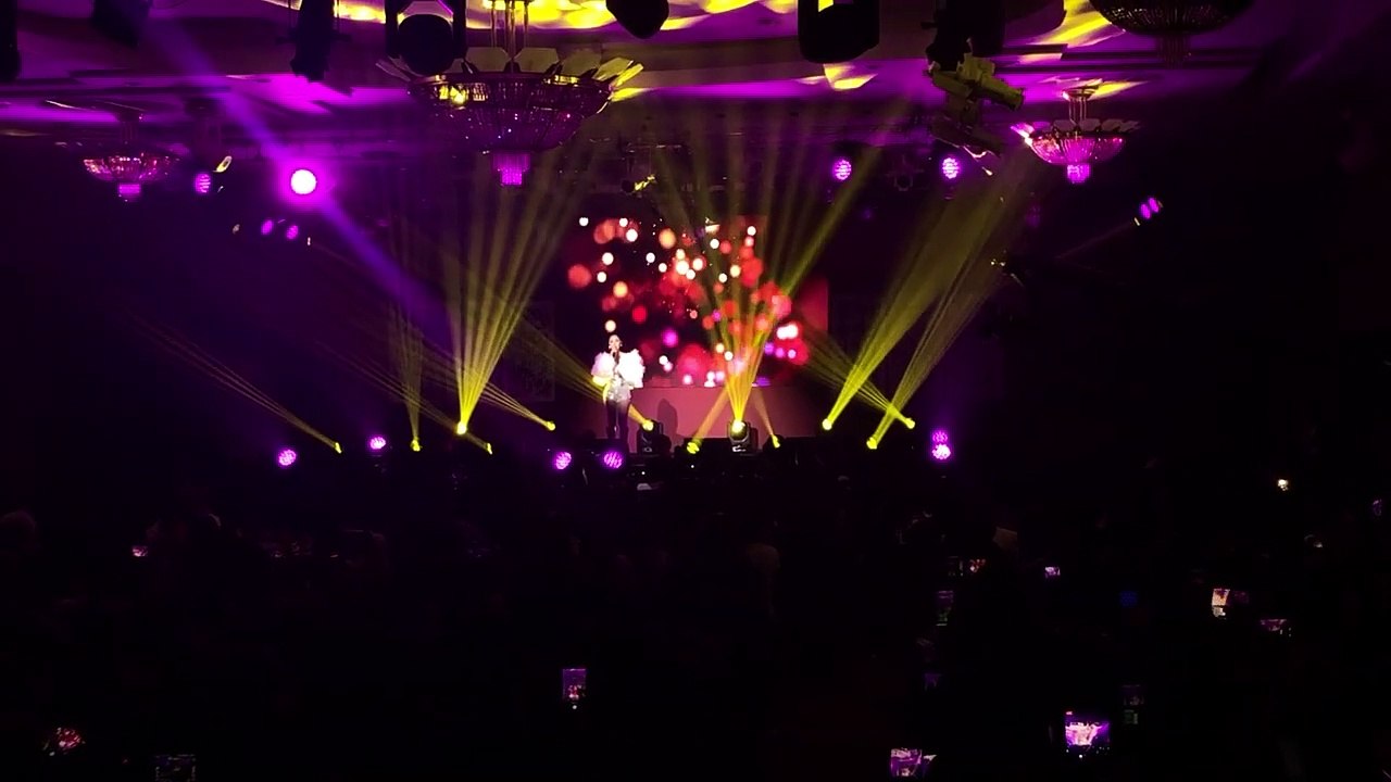 ChiPu lần đầu hát live "Anh ơi ở lại"