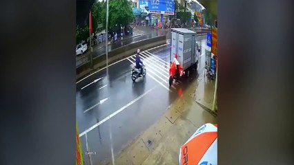 Bị xe tải lùi trúng, cô gái cố thủ trên xe đạp điện, "thi gan" với tài xế